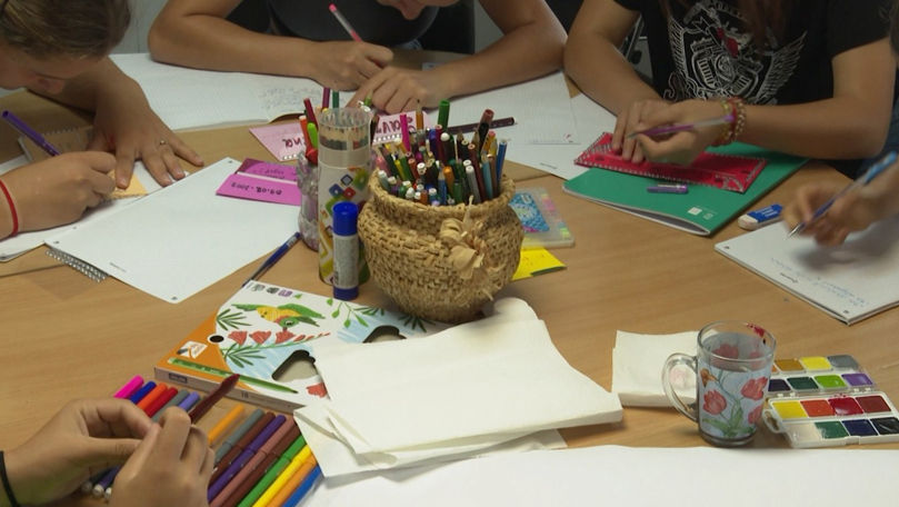 Tinerele din medii defavorizate, susținute printr-un program