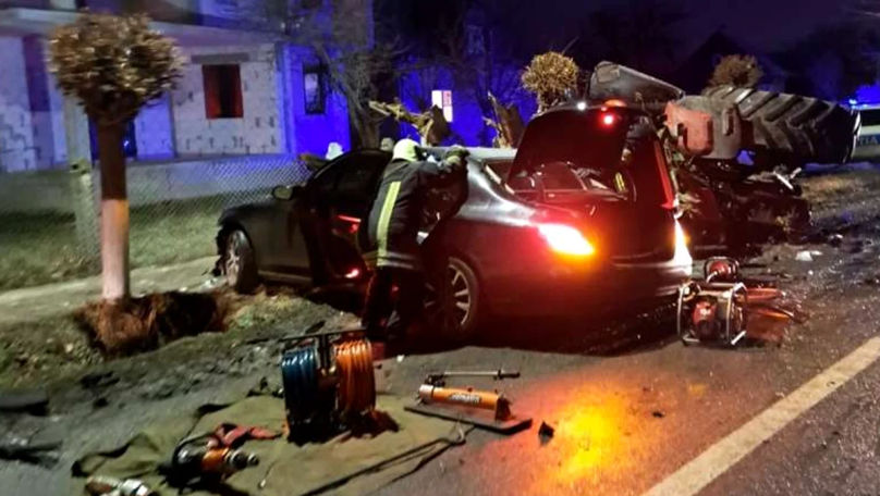 Suceava: Un Mercedes s-a izbit cu 225 km/h de un tractor cu plug