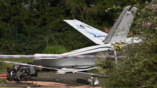 Un avion s-a prăbușit într-un cartier din Franța: Trei oameni au murit