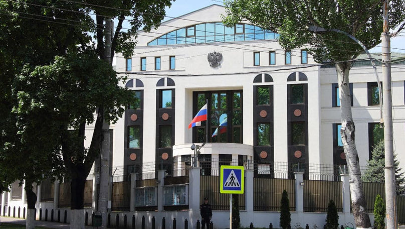 O mașină a ajuns în poarta Ambasadei Rusiei la Chișinău: Șoferul a fugit