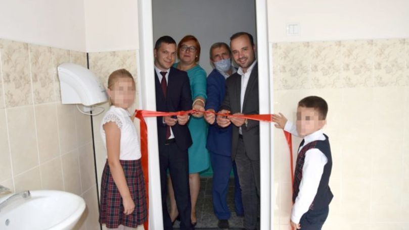 Presa română, despre inaugurarea WC-ului: Penibilitate în campanie