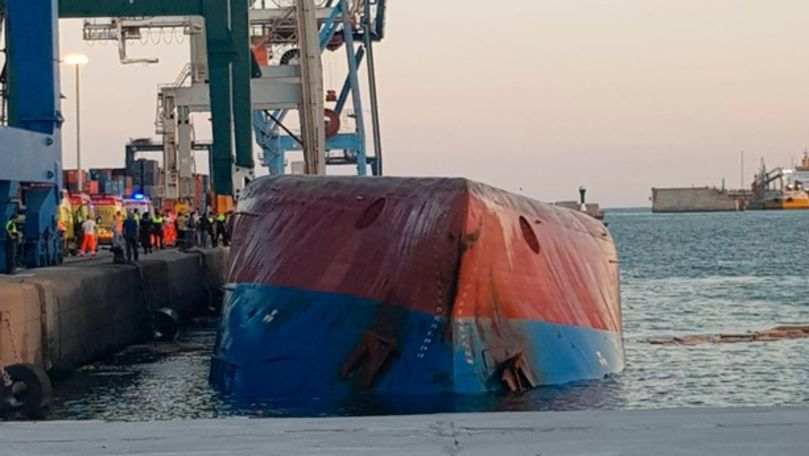 В Испании два человека пропали без вести при опрокидывании судна.