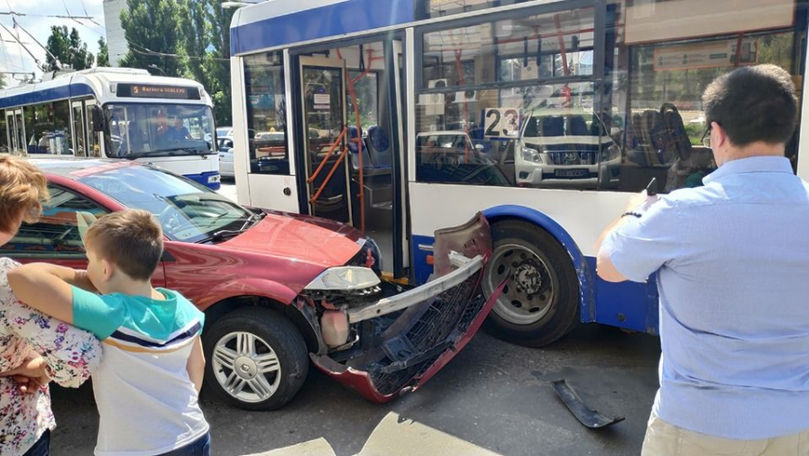 Un troleibuz s-a ciocnit violent cu o mașină în Capitală