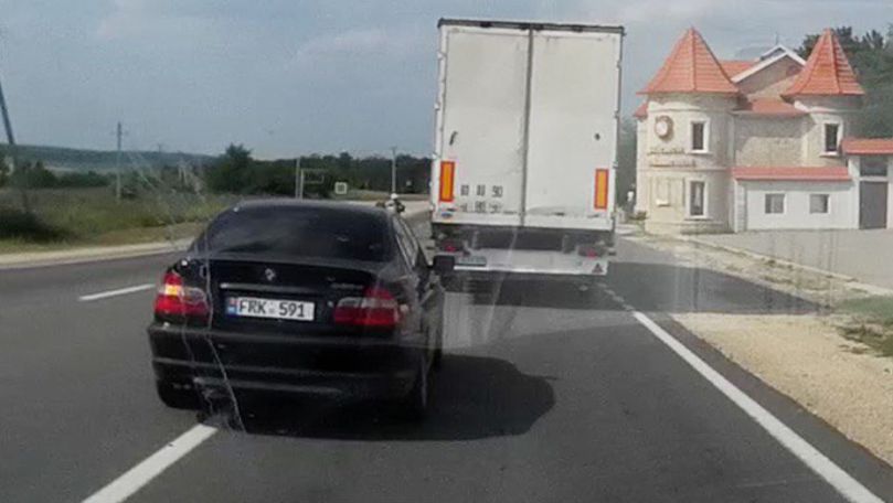 Șofer de BMW, filmat cu provoacă situații de accident la Orhei