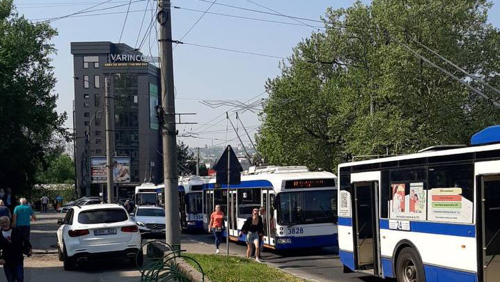 Accident pe o stradă din Capitală: Circulația troleibuzelor, restabilită