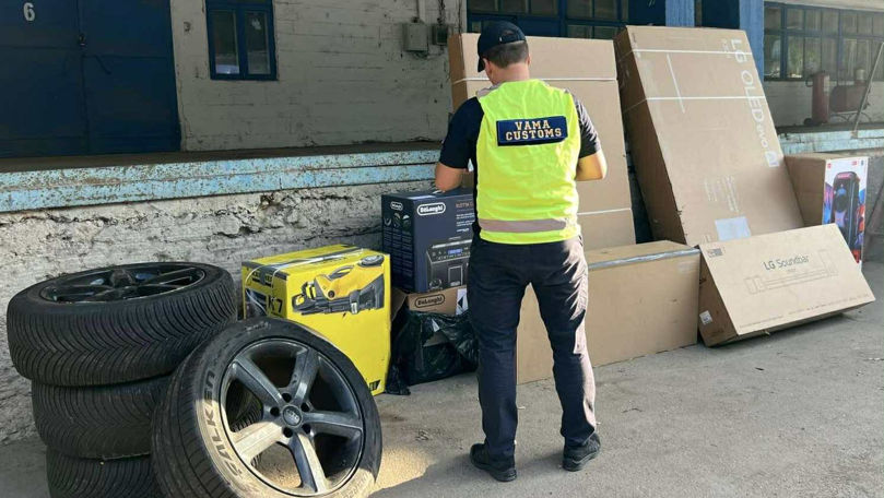 Un camion plin cu marfă nedeclarată, oprit în apropiere de Leușeni