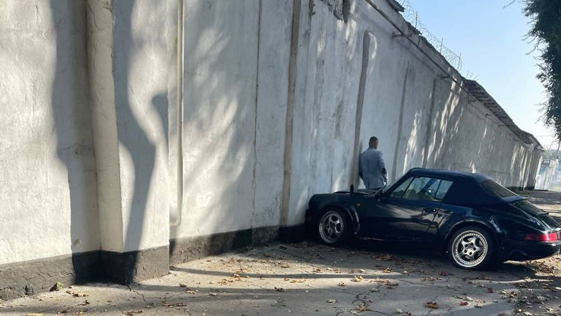 Accident în Capitală: Un Porsche a ajuns în gardul Penitenciarului nr.13