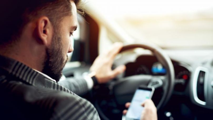Dezbateri: Șoferii prinși cu telefonul în mână vor rămâne fără permis