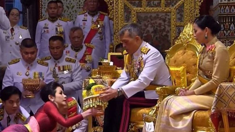 Căsătorit de numai 3 luni, regele Thailandei îşi prezintă concubina