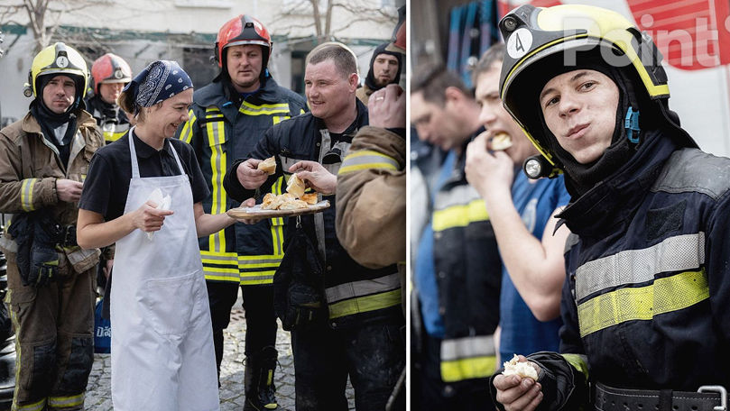 Кафе на пешеходной улице угощало пожарных выпечкой после изнурительной борьбы с огнём.