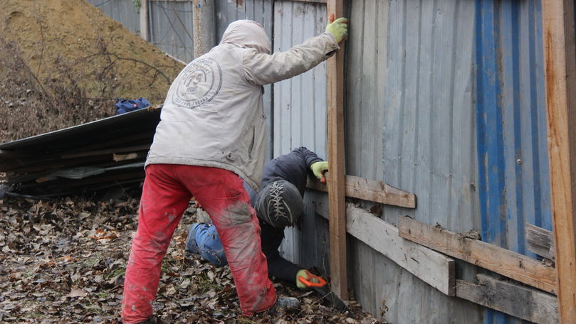 Gardul de protecție din jurul unui șantier de construcții, demontat