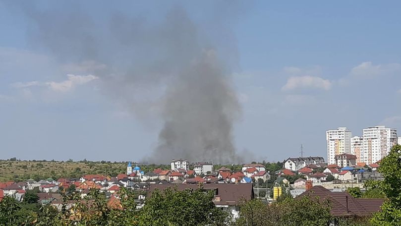 Incendiu la Dumbrava: Focul se apropie periculos de case