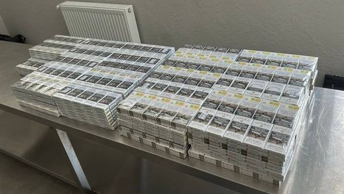 Țigarete fără acte de proveniență legală, depistate de oamenii legii