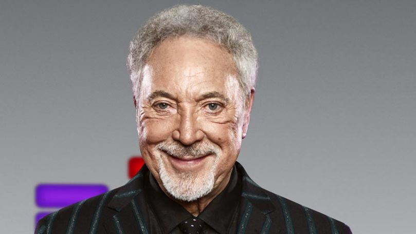 Fiul lui Tom Jones cântă pe străzi