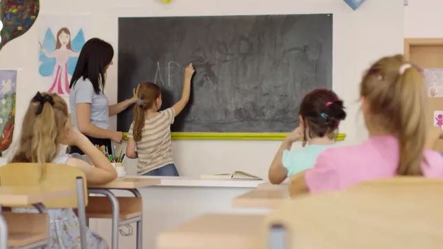 De la matematicieni la muzicieni: E deficit de profesori în R. Moldova