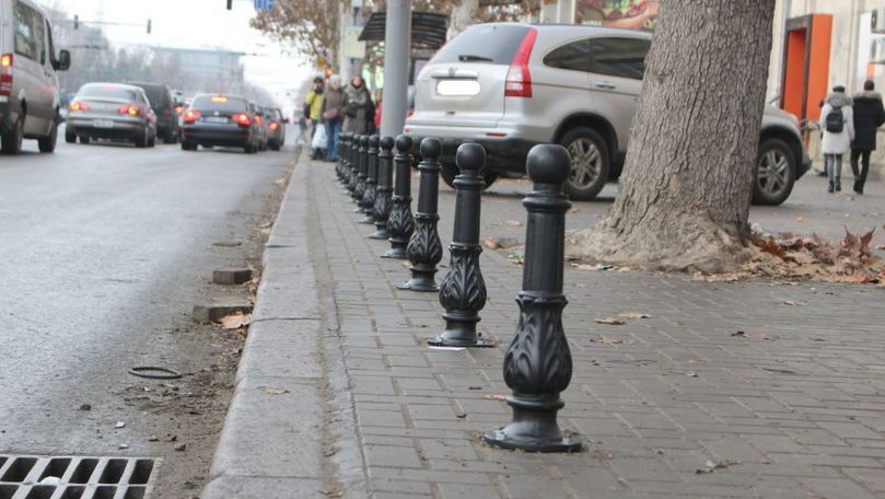 Șoferii sfidează pilonii anti-parcare instalați pe trotuarele Capitalei