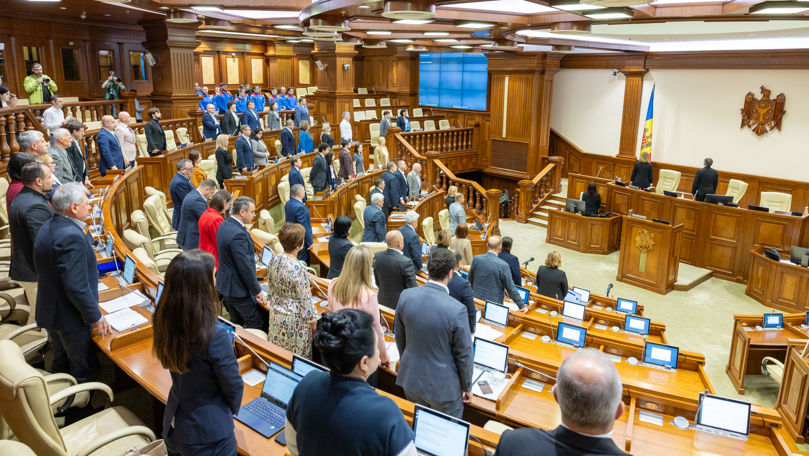 Minut de reculegere la Parlament în memoria celor căzuți în război