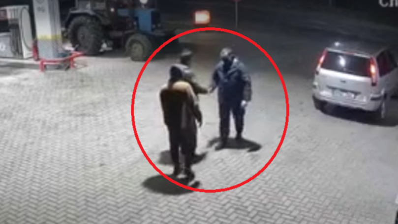 Bătaie la stația PECO din Criva: Polițistul îi strânge mâna agresorului