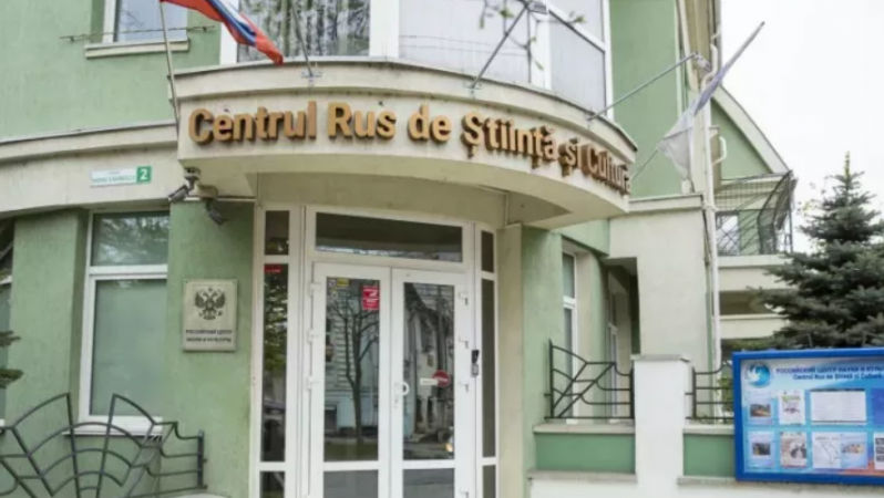 Steagul Rusiei a dispărut de pe Centrul Rus de Știință și Cultură
