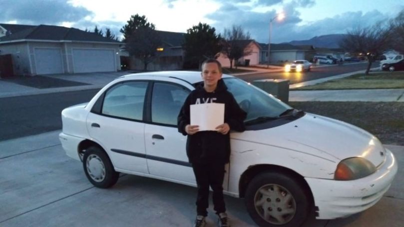 La 13 ani, un adolescent i-a cumpărat mamei sale o mașină