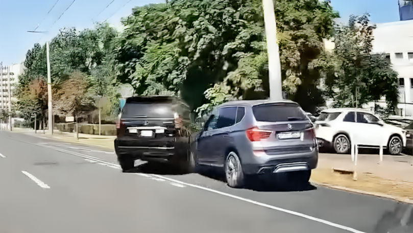 Momentul în care două mașini se ciocnesc pe o stradă din Capitală