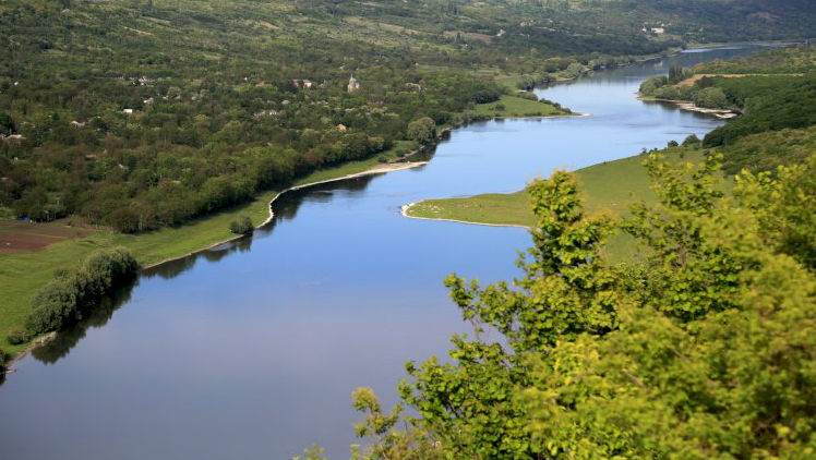 Un moldovean a încercat să ajungă în România trecând înot râul Prut