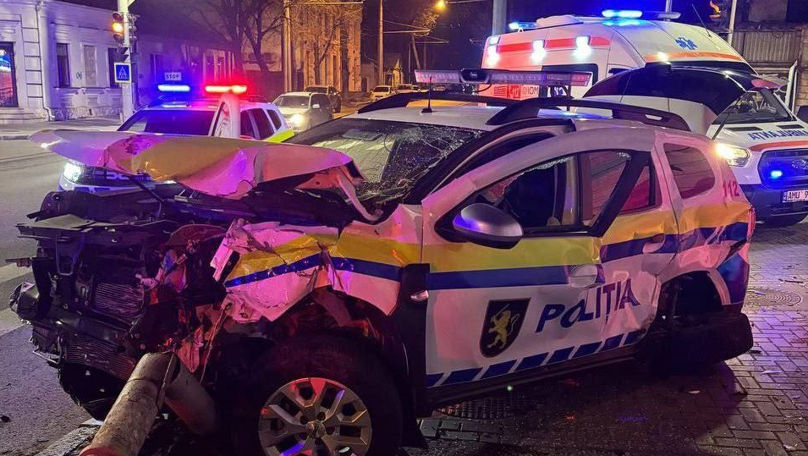 O mașină de Poliție și un Lexus s-au lovit într-o intersecție: 2 răniți