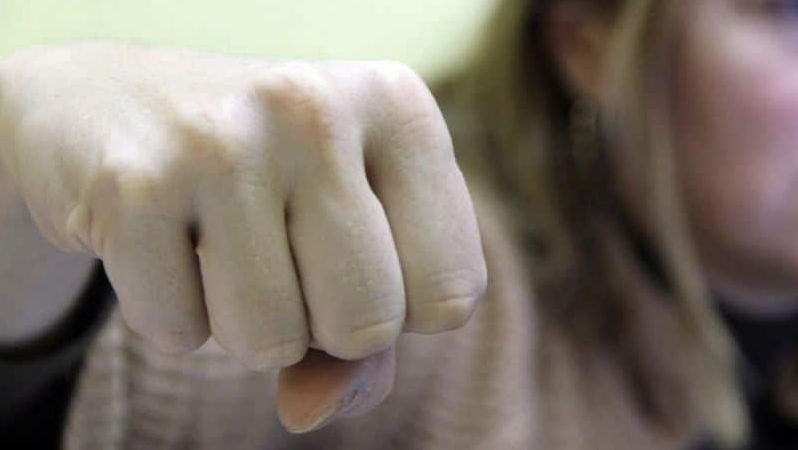 Bătaie la ședința Consiliului Municipal Comrat: O activistă, agresată