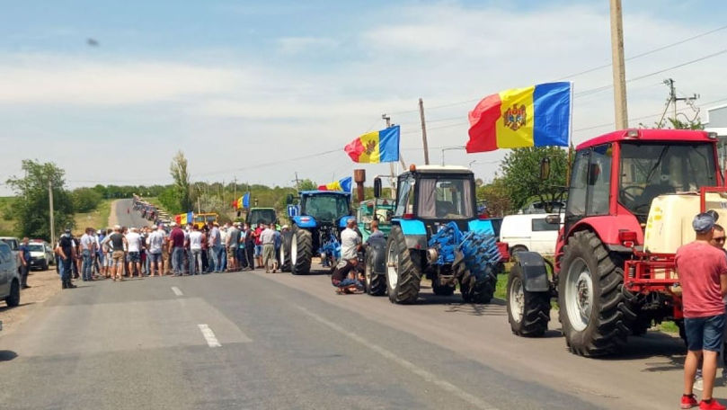 Protestele fermierilor: Zeci de tractoare, parcate pe marginea traseelor