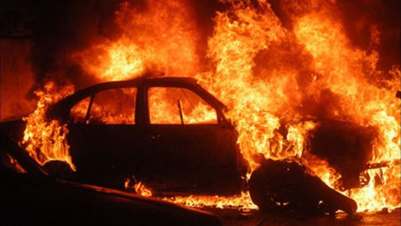 Un BMW s-a făcut scrum după ce a luat foc din mers