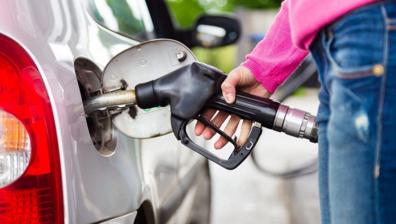 Săptămâna începe cu ieftinirea carburanților. Cât vor achita șoferii
