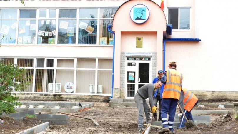A început reparația teritoriului adiacent Centrului Academic Eminescu