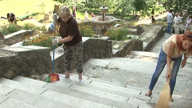 Zeci de voluntari au făcut astăzi curăţenie în Parcul Valea Morilor
