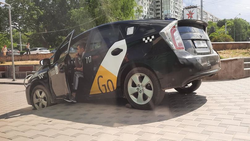 Taxi din Chișinău, surprins blocat pe scările unei alei din Chișinău