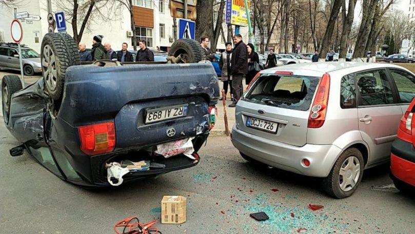 Accident grav în Capitală: O Toyota s-a răsturnat. Primele imagini