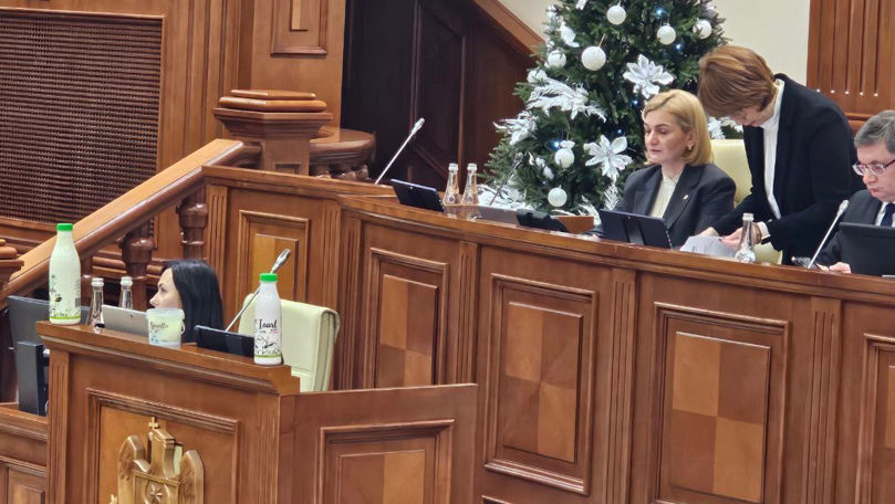 Костюк принес в парламент молочку и предложил заслушать главу ANSA.