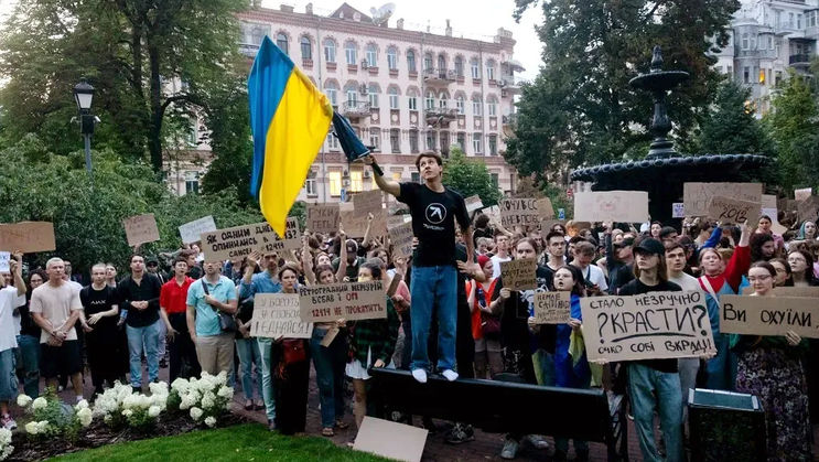 A 3-a zi de proteste în Ucraina: Zelenski cedează și propune o nouă lege