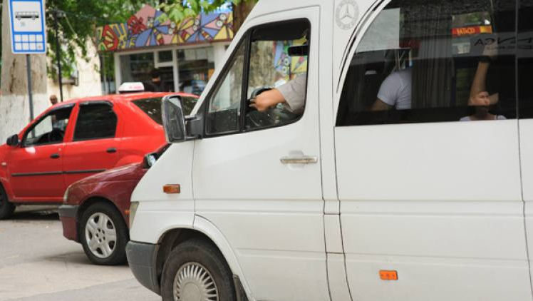 Transport public aproape inexistent în satele izolate din R. Moldova