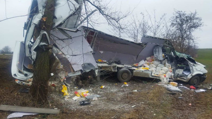 Accident la Dnestrovsk: Microbuz, distrus după ce s-a izbit de un copac