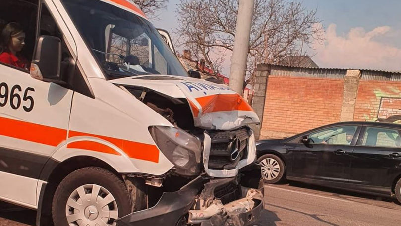 Accident la Botanica: O ambulanță a fost grav avariată