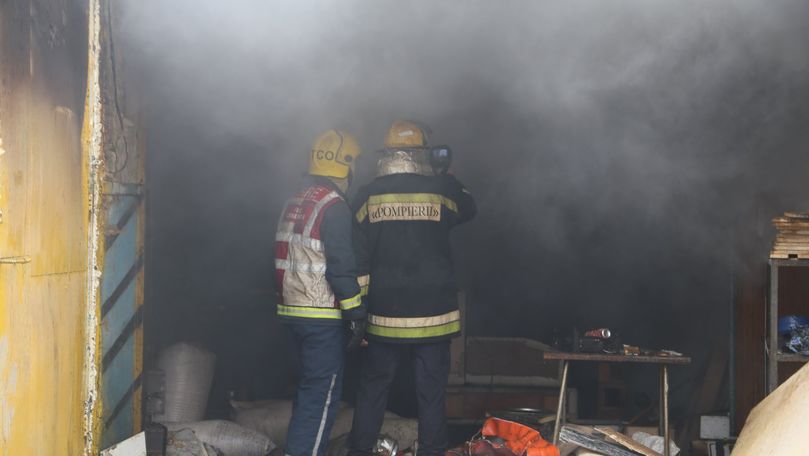 Incediu puternic în Capitală. Un service auto, cuprins de flăcări
