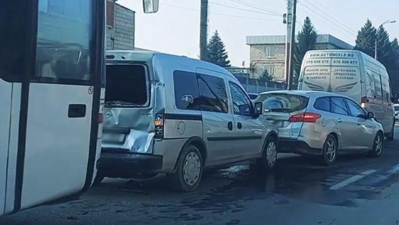 Accident în lanț în Capitală: Un autocar, filmat cum a lovit 3 mașini