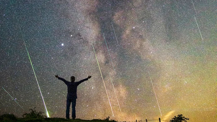 Ploaie de meteori de două ori în aceeași noapte. Când va avea loc
