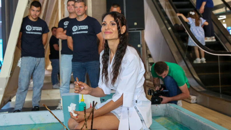 Record Guinness: O moldoveancă a creat cea mai mare pictură pe apă