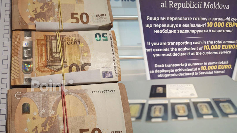 В аэропорту Кишинева у пассажиров изъяли 27 тысяч евро и золотые слитки.