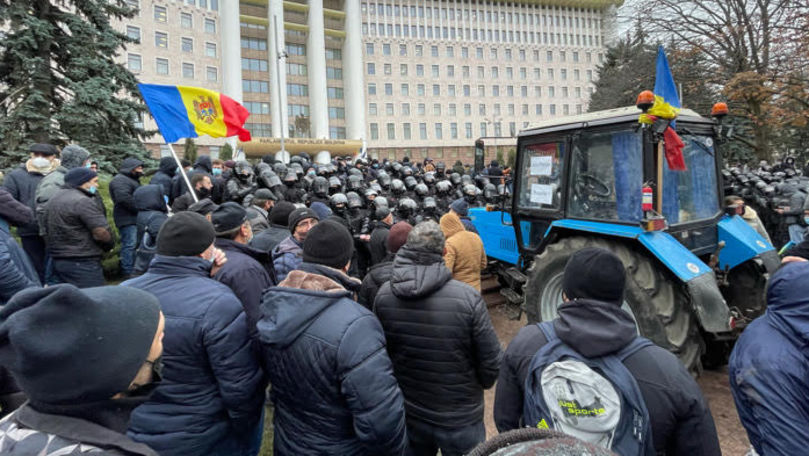 Сельхозпроизводители возобновили протест перед парламентом. 