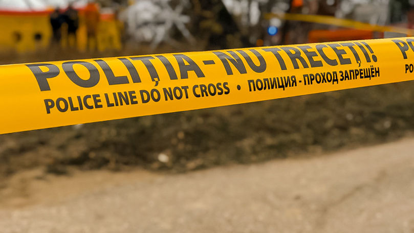 Accident rutier la Drochia: Un polițist s-a răsturnat cu mașina
