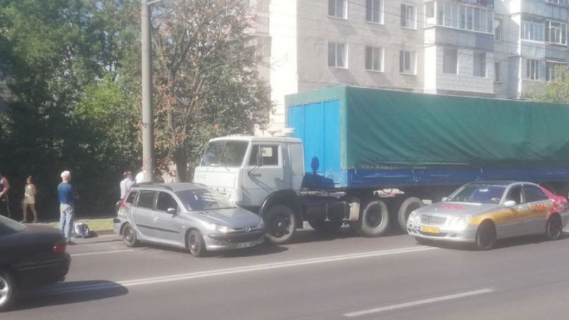 Mașină, avariată de un TIR la Telecentru. În zonă s-au format ambuteiaje