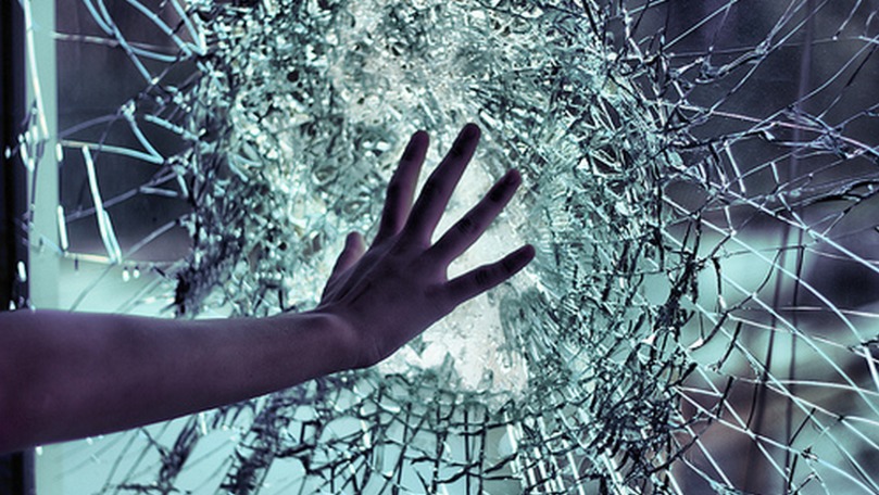 Un bărbat a spart un geam la sediul Inspectoratului de Poliţie Centru