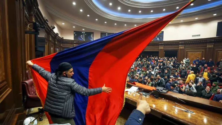 Bătaie în Parlamentul Armeniei: Un deputat, acuzat de complot armat